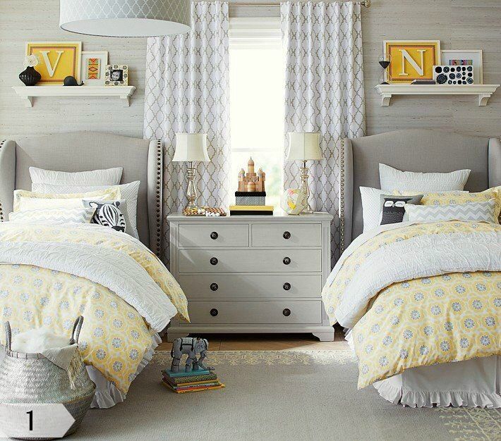 deco-chambre-enfant-retro-lits-gris-literie-jaune-blanc-rideaux-commode-étagères