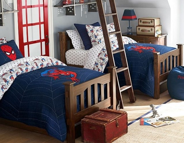 deco-chambre-enfant-retro-lits-literie-bleu-motif-spiderman-commode-étagères-murales