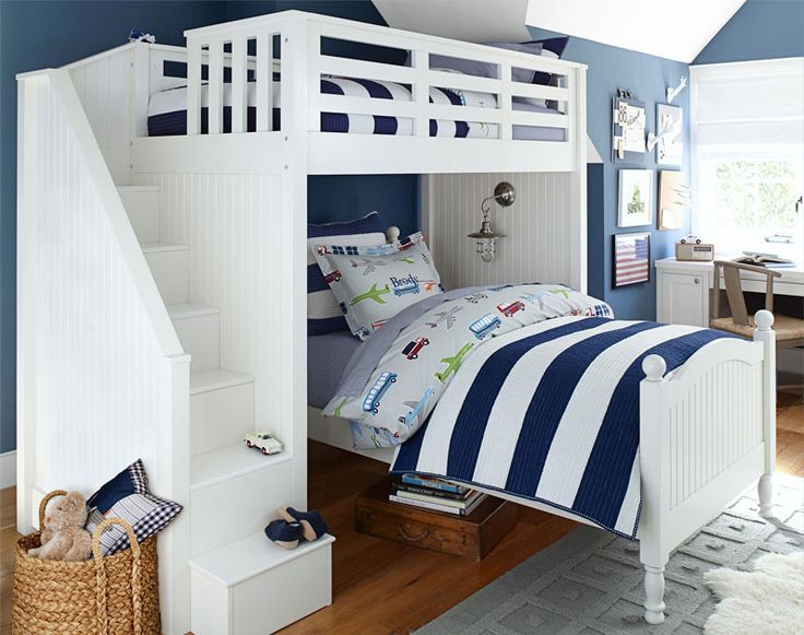 deco-chambre-enfant-retro-mezzanine-blanc-bureau-tapis-gris-literie-bleu-blanc