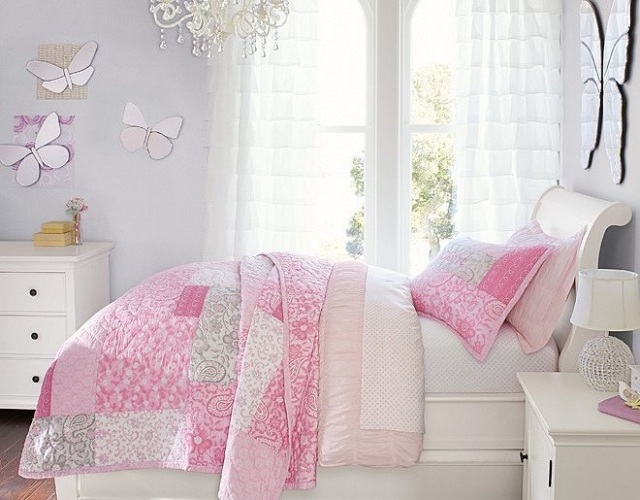 deco-chambre-enfant-retro-papillons-lit-blanc-literie-rose-blanc-lustre