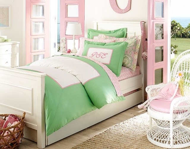 deco-chambre-enfant-retro-tapis-sisal-literie-rose-vert-fauteuil-blanc déco chambre enfant