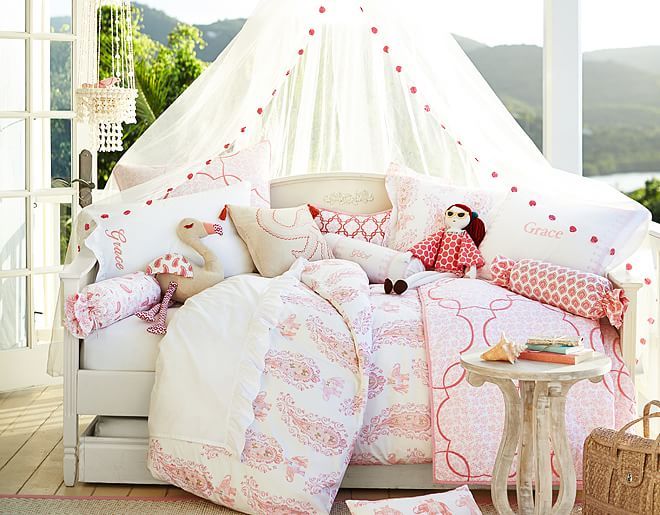 deco-chambre-enfant-retro-voile-lit-blanc-literie-motifs-rose-poupée-table-appoint