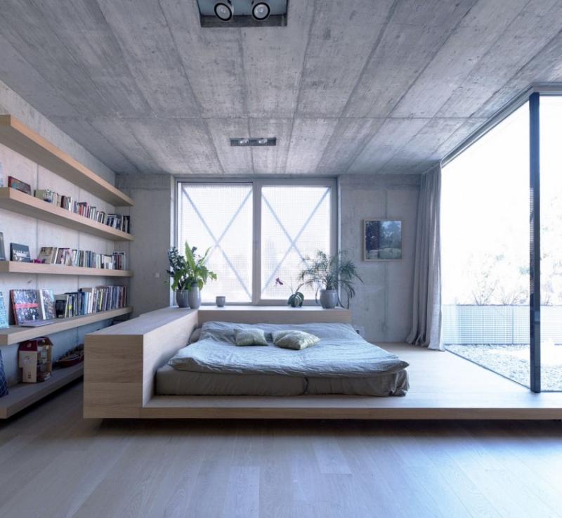 deco-interieur-chambre-coucher-industriel-plafond-béton-accents-bois-plantes