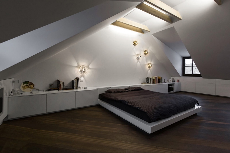 deco-interieur-chambre-coucher-moderne-blanche-applique-muales-accents-bois