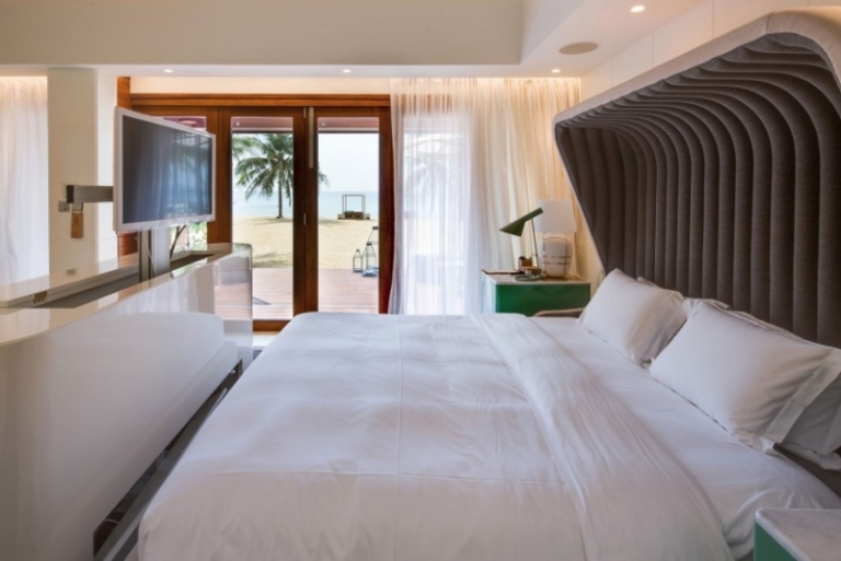 deco-interieur-chambre-coucher-tête-lit-3d-rideaux-blancs-meuble-tv-escamotable