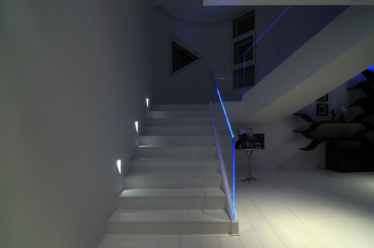 deco-interieur-escalier-blanc-garde-corps-verre-lumineux-sol-bois-blanc