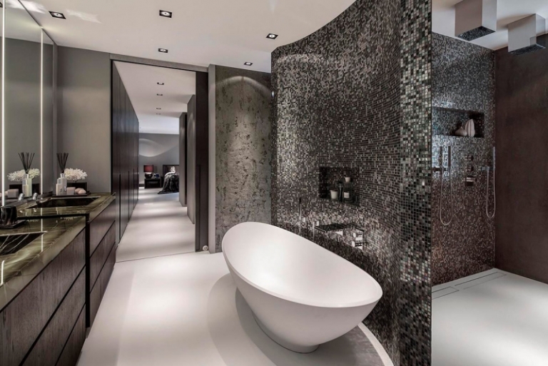 deco-interieur-salle-bains-luxe-mosaique-baignoire-îlot-douche-italienne