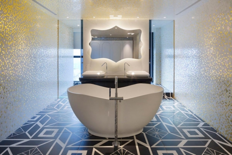 deco-interieur-salle-bains-mosaique-baignoire-îlot-spots-led-miroir-carrelage