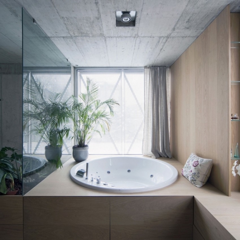 deco-interieur-salle-bans-industrielle-plafond-béton-paroi-verre-baignoire-balnéo
