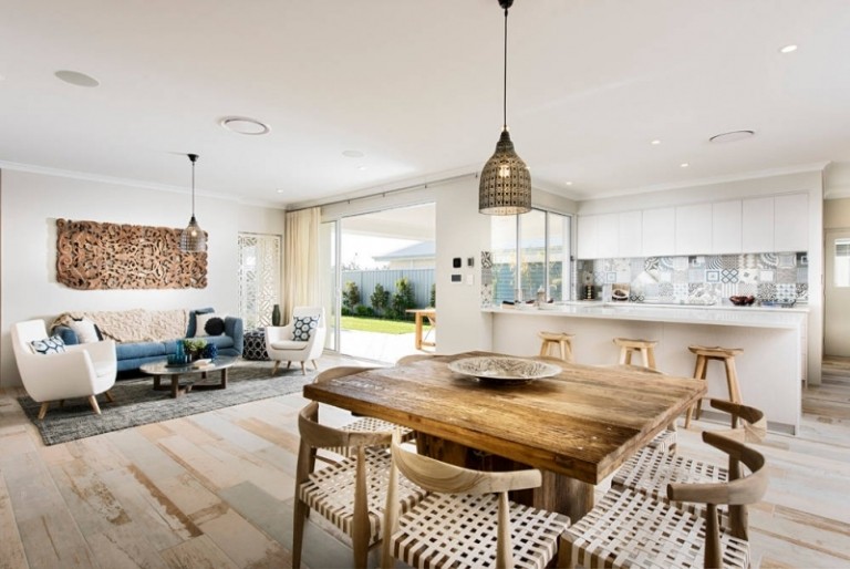 deco-interieur-salle-séjour-cnapé-bleu-déco-murale-bois-coin-repas-crédence-carreaux