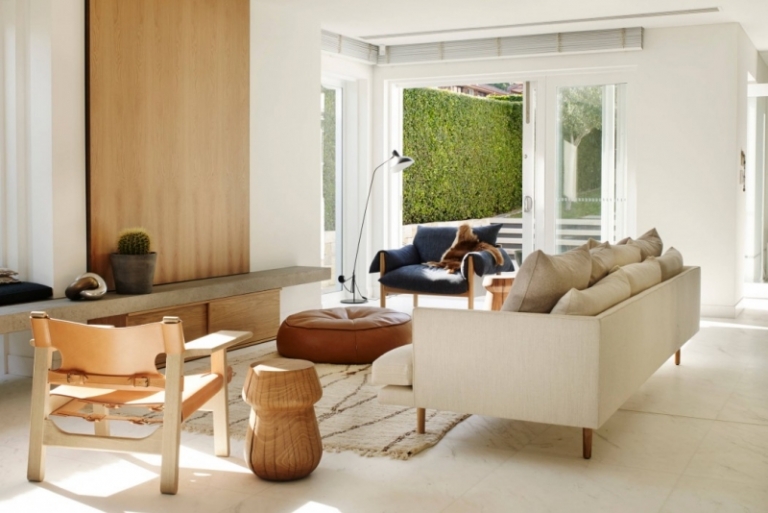 deco-interieur-salon-canapé-coussins-tapis-panneau-mural-bois-ottoman-cuir