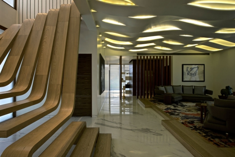 deco-interieur-salon-escaliers-bois-futuriste-plafond-ondulé-lumineux