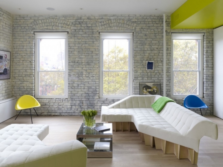 deco-interieur-salon-scandinave-mur-brique-canapé-chaises-jaune-bleu