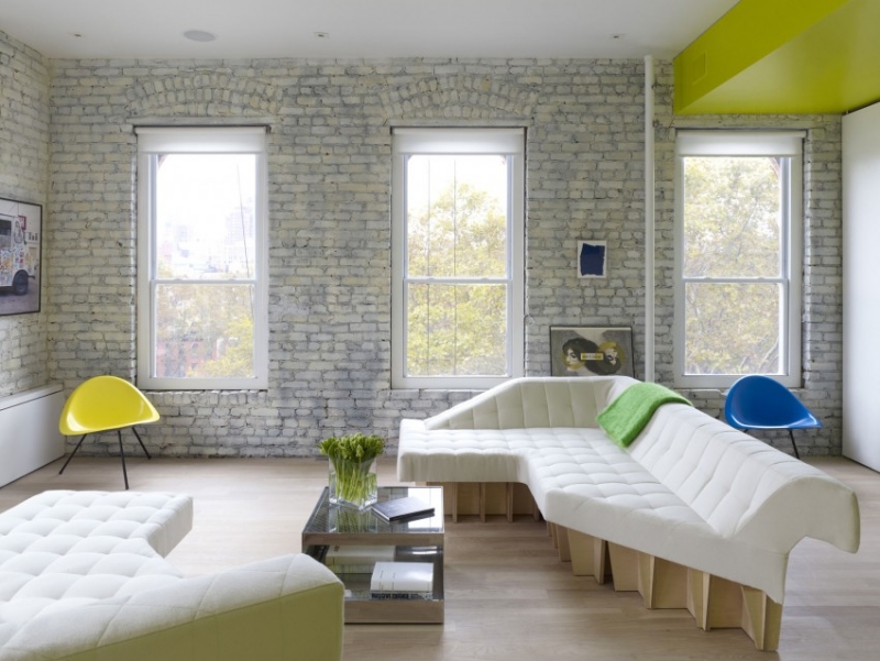 deco-interieur-salon-scandinave-mur-brique-canapé-chaises-jaune-bleu