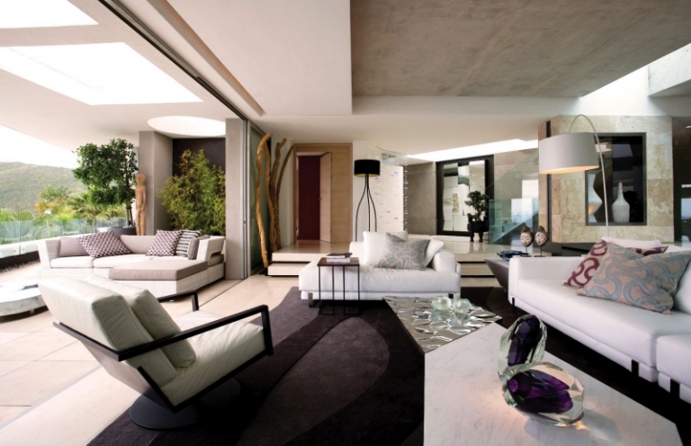 deco-interieur-salon-terrasse-canapés-blanc-tapis-noir-lampes-coussins