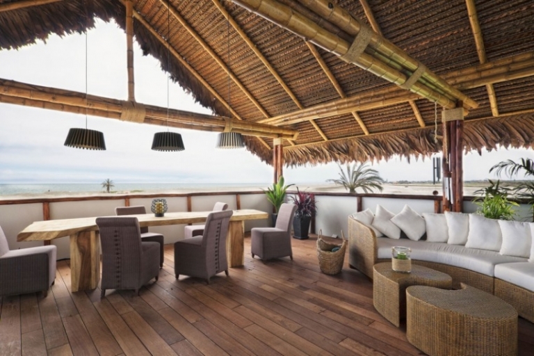 deco-interieur-terrasse-couverte-bambou-coin-salon-repas-rotin-bois