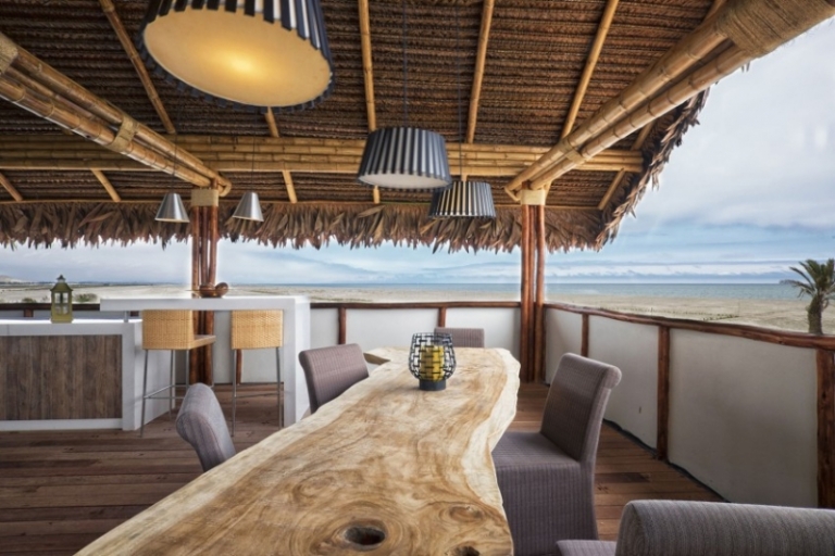deco-interieur-terrasse-couverte-bar-table-bois-massif-chaises-rotin-suspensions