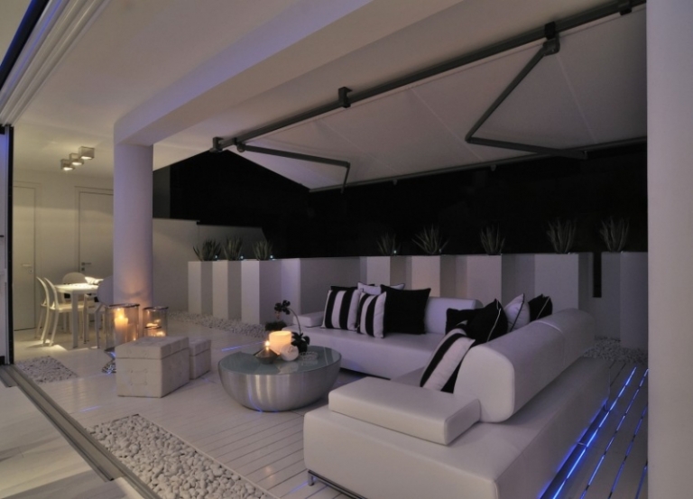 deco-interieur-terrasse-couverte-mobilier-blanc-coussins-table-basse-métal-bougies
