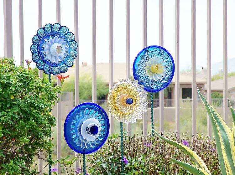 deco-jardin-fleurs-DIY-idee-verre-assiettes-bleu