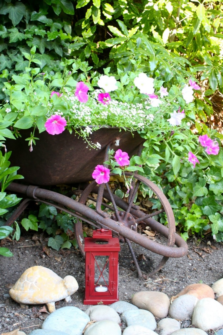 deco-jardin-idees-DIY-brouette-lanterne-petunias-tortue-pierres