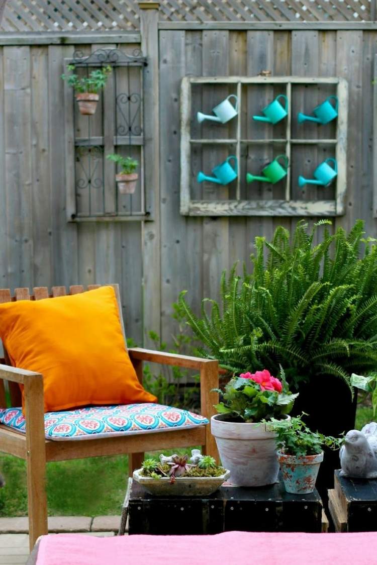 déco jardin idees-DIY-chaise-bois-coussin-pots-fleurs-etageres-cloture-bois