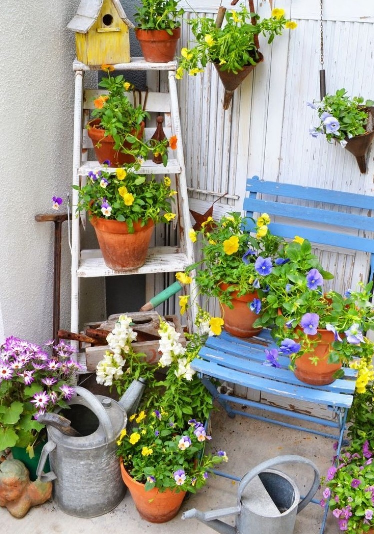 deco-jardin-idees-DIY-echelles-pots-fleurs-arroisoir