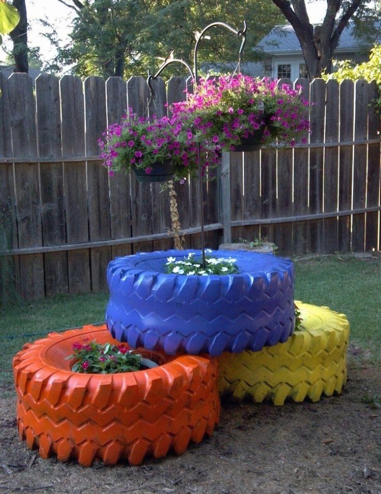 deco-jardin-idees-DIY-pneus-pots-fleurs-cloture