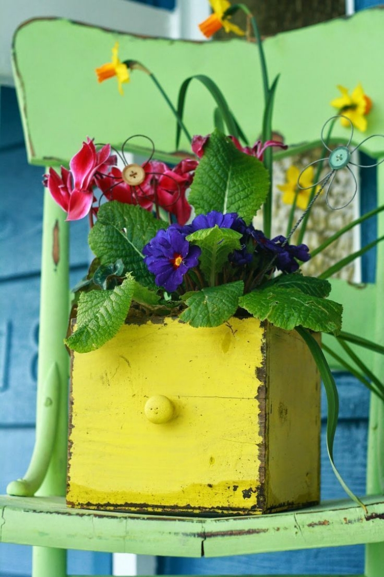 deco-jardin-idees-DIY-pots-fleurs-primaveres-jonquille-chaise-verte