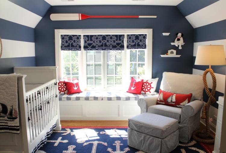 deco-marine-chambre-bébé-peinture-murale-bleu-blanc-coussins-rouge-rame