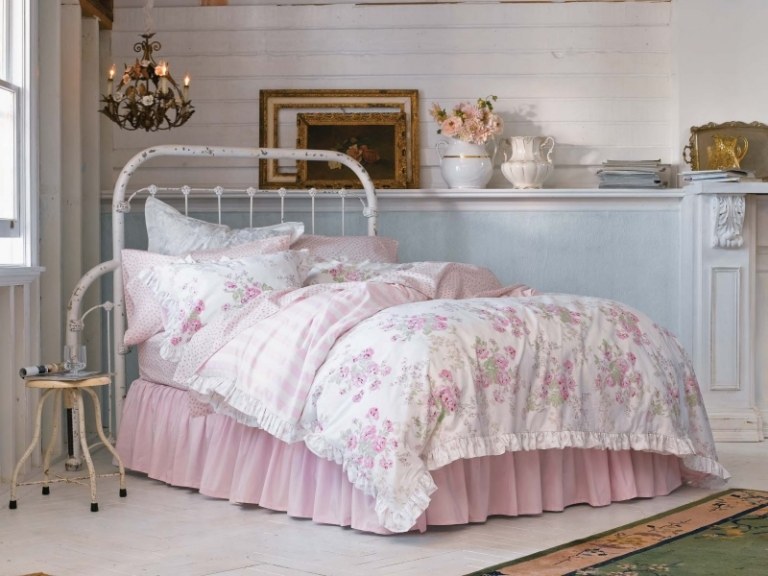 deco-meubles-shabby-chic-chambre-coucher-fille-literie-rose-blanc-fleurs-lustre