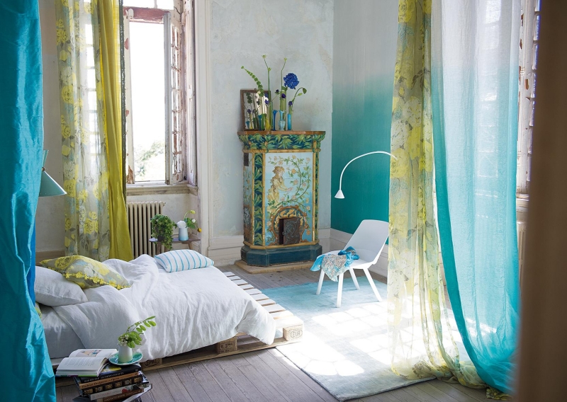 meubles shabby chic deco-meubles-shabby-chic-chambre-coucher-rideaux-turquoise-coussins-motifs-floraux