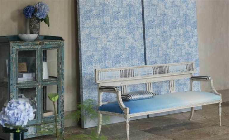 deco-meubles-shabby-chic-lit-banquette-bois-commode-vitrée-patine-hortensias