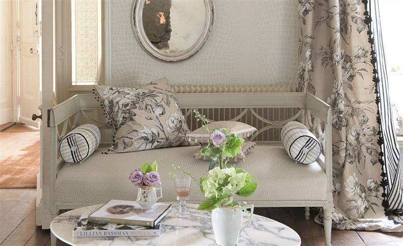 deco-meubles-shabby-chic-lt-banquette-coussins-rideax-motifs-fleurs