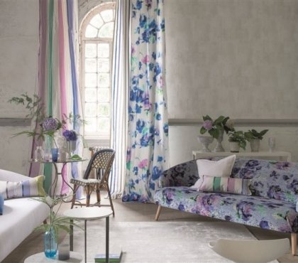 deco-meubles-shabby-chic-murs-effet-chaux-canapé-tapissé-motifs-floraux-rideaux