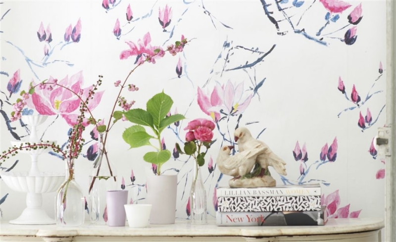 deco-meubles-shabby-chic-papier-peint-blanc-motifs-floraux-oiseaux-figurines