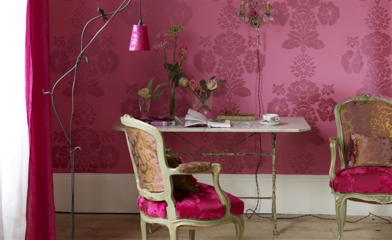 deco-meubles-shabby-chic-papier-peint-cyclamen-motifs-fleurs-chaises-table-appoint
