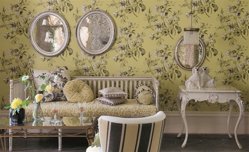 deco-meubles-shabby-chic-papier-peint-jaune-fleurs-canapé-table-appoint-vintage