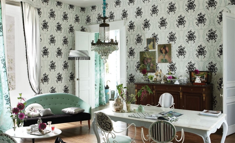 deco-meubles-shabby-chic-papier-peint-motifs-floraux-méridienne-table-blanche-lsutre