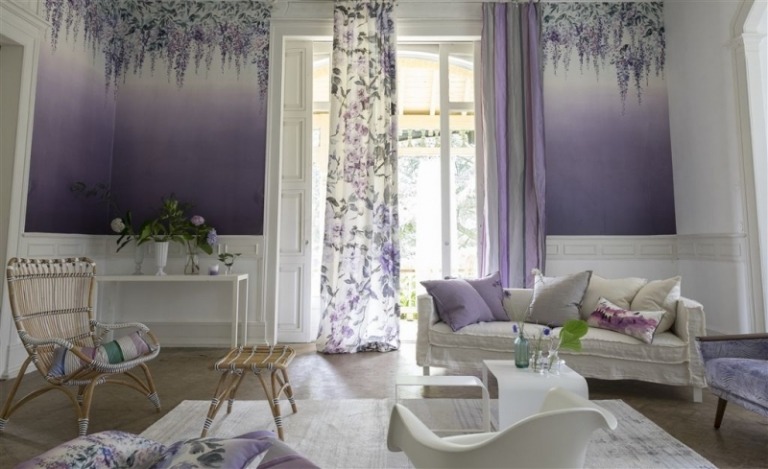 meubles shabby chic deco-meubles-shabby-chic-peinture-murale-lilas-glycine-canapé-coussins-chaise-rotin