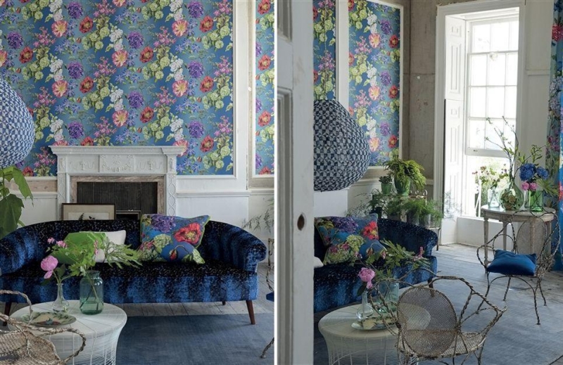 deco-meubles-shabby-chic-salon-papier-peint-bleu-motifs-floraux-canapé