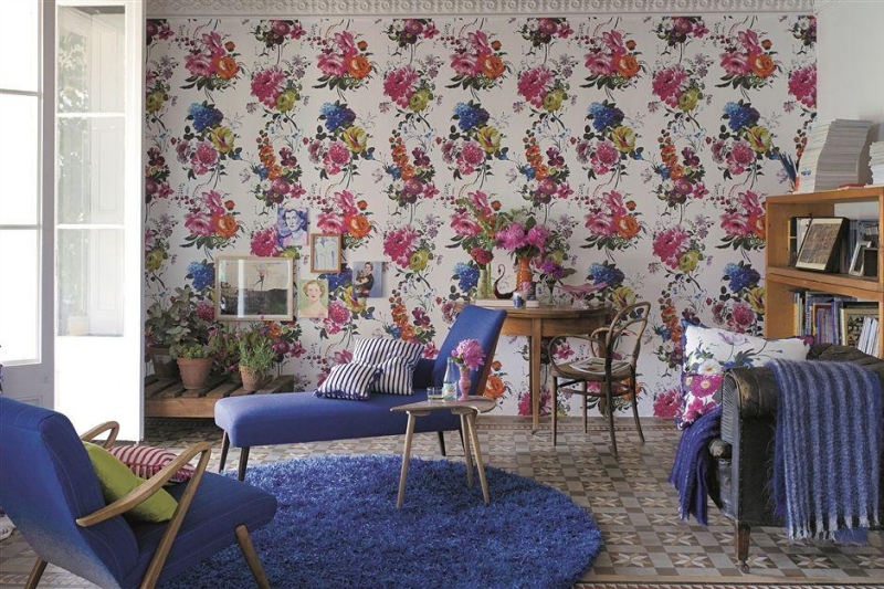 deco-meubles-shabby-chic-salon-papier-peint-motifs-floraux-méridienne-bleue-tapis meubles shabby chic