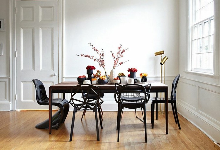 deco-salle-manger-noire-chaises-noires-table-bois-murs-blancs déco salle à manger