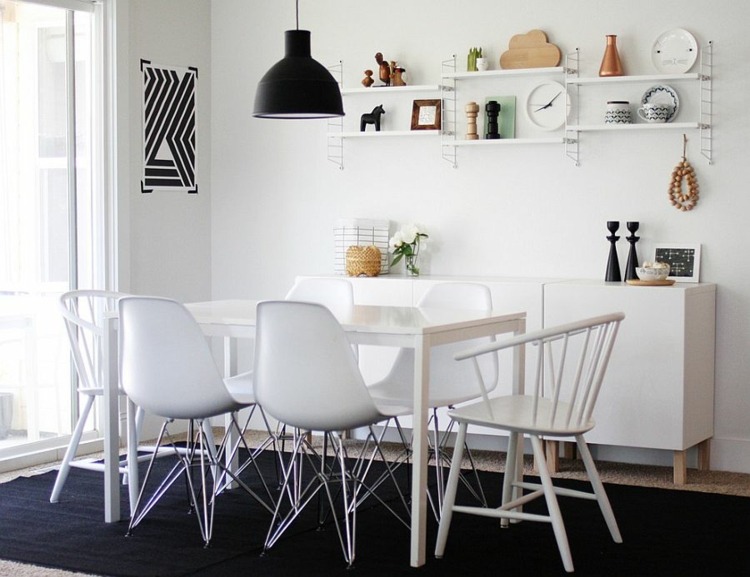 deco-salle-manger-noire-chaises-table-déco-blanches-suspension-noire déco salle à manger