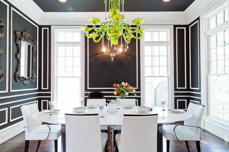 deco-salle-manger-noire-murs-plafond-table-chaises-blanches-lustre-vert-anis