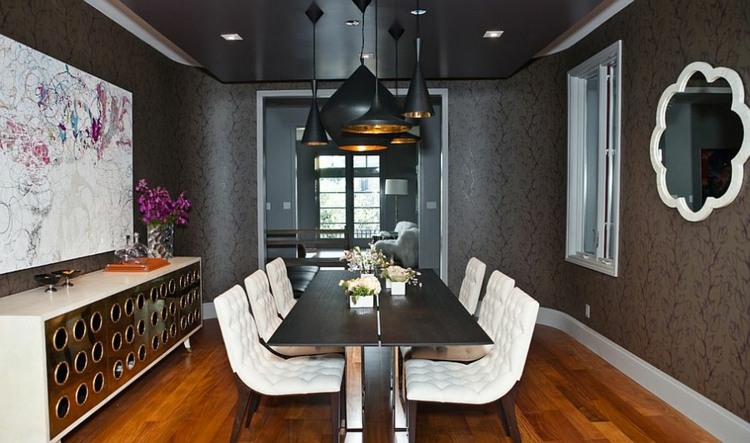 deco-salle-manger-noire-papier-peint-plafond-noir-chaises-blanches-commode