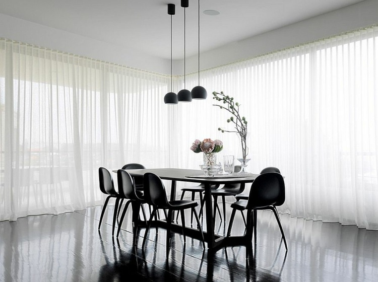 deco-salle-manger-noire-table-chaises-suspensions-noires-rideaux-blancs déco salle à manger