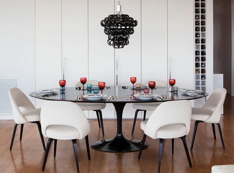 deco-salle-manger-noire-table-ronde-noire-lustre-chaises-blanches déco salle à manger