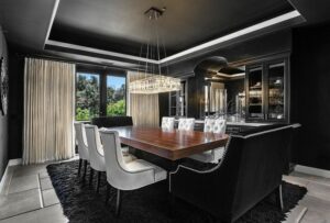 deco-salle-manger-noire-tapis-murs-plafond-noir-chaises-blanches