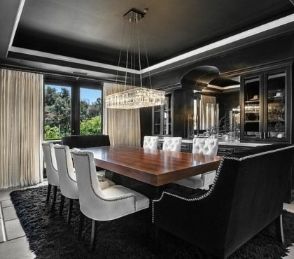 deco-salle-manger-noire-tapis-murs-plafond-noir-chaises-blanches
