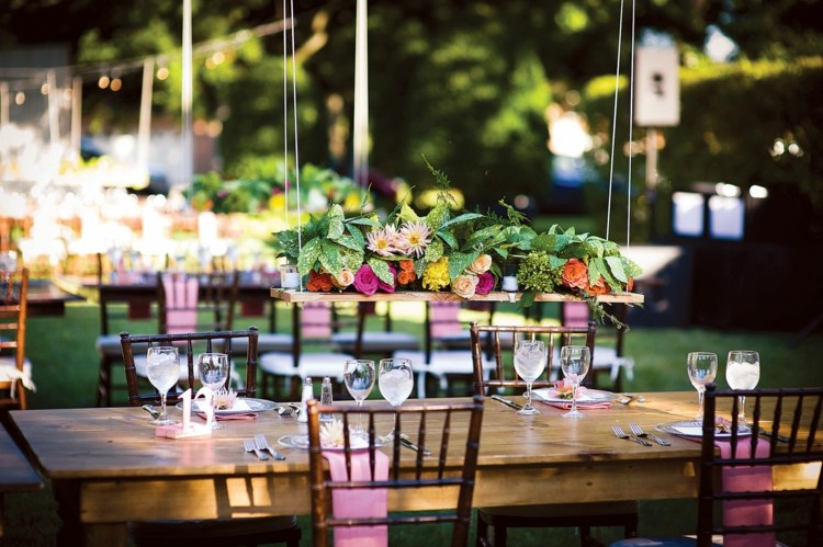 deco-table-de-jardin--bois-chaises-rangement-fleurs